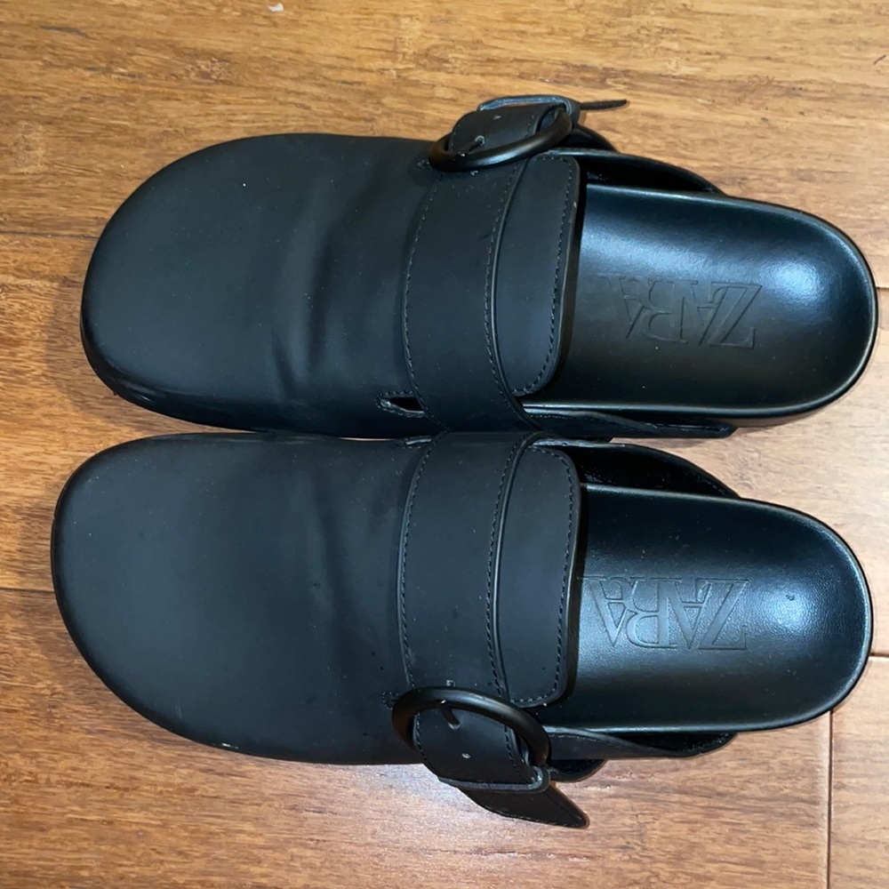 BUCKLED CHUNKY RUBBERIZED CLOGS